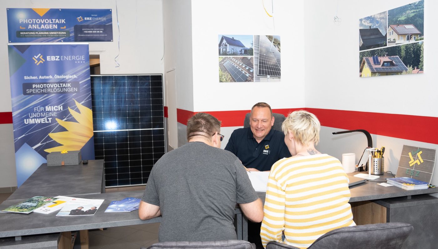 Beratung zur Photovoltaik-Förderung in Kärnten und der Steiermark am Tisch