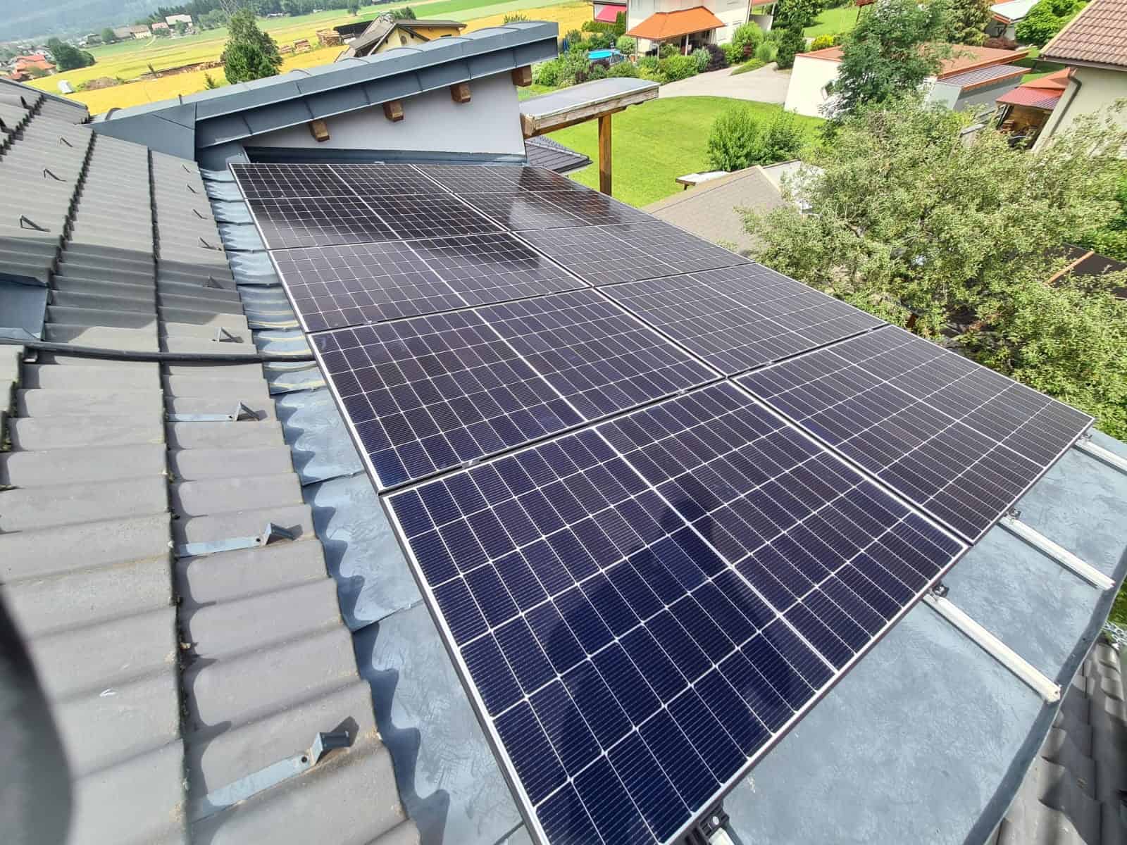 Photovoltaikanlage auf einem Hausdach in Kärnten