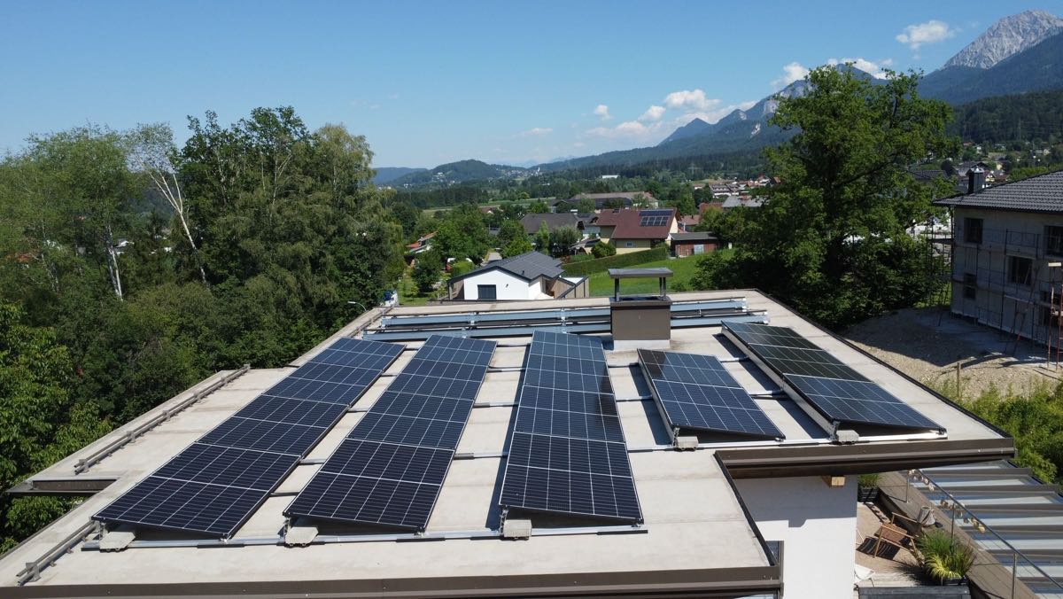 Photovoltaikanlage auf einem Flachdach vor Bergpanorama