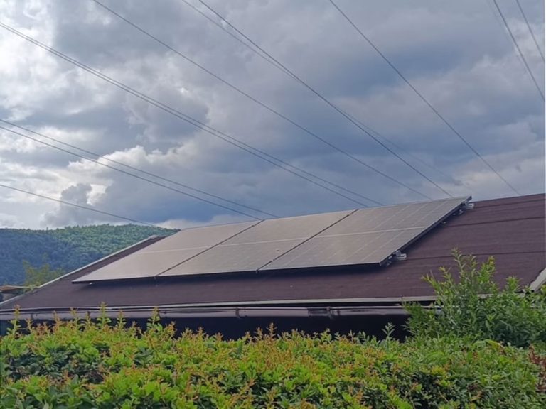 EBZ Energie Photovoltaik Balkonkraftwerk auf Gartenhütte