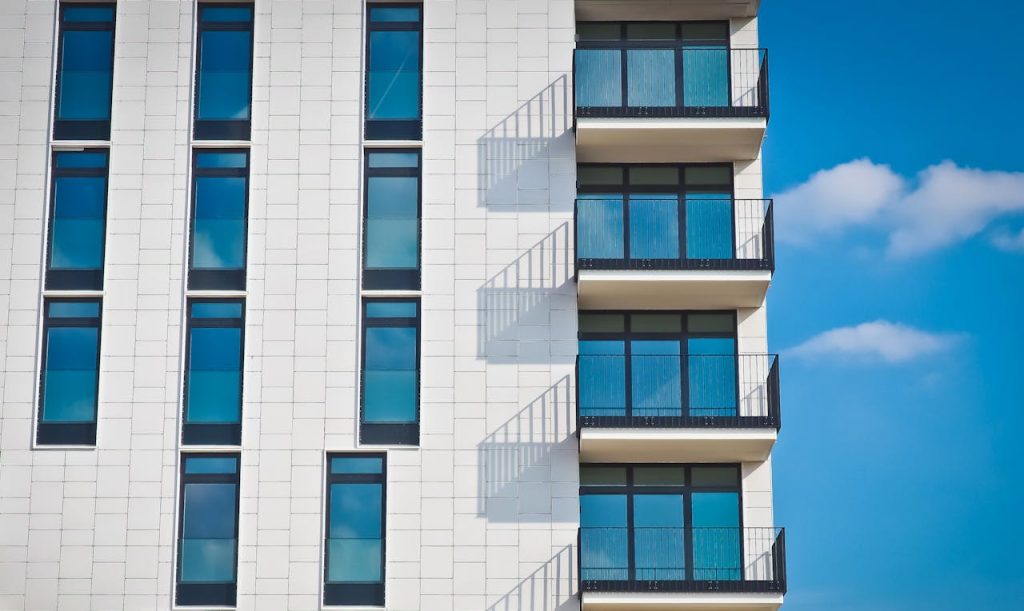 Mehrstöckiges Haus mit Balkonen