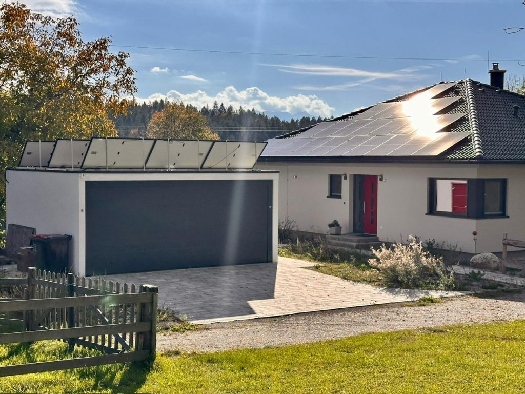Photovoltaik auf Dach und Garage