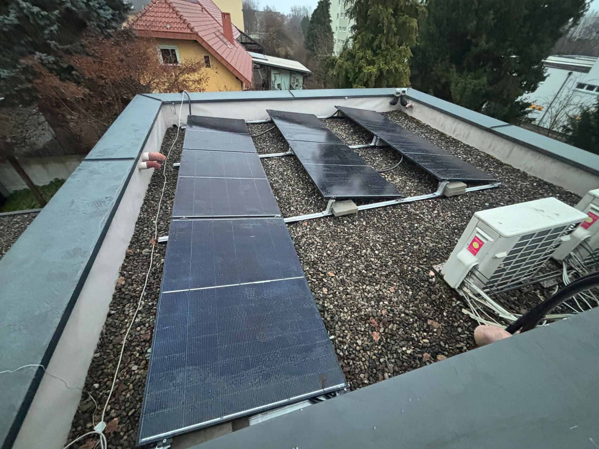 Aufgeständerte Photovoltaik-Module auf Kiesdach des Grazer Stadthauses