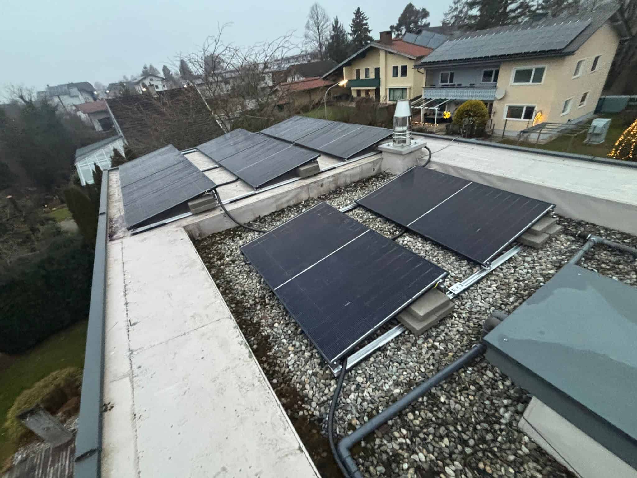 Blick über zwei der drei Flachdächer mit den installierten PV-Modulen in Graz