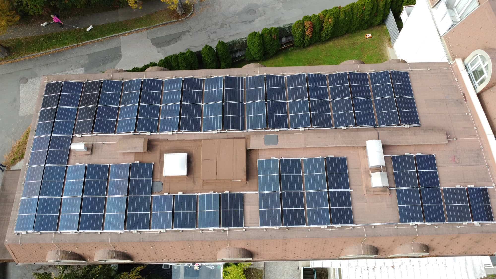 Drohnenaufnahme des Hotels in Villach/Warmbad mit Photovoltaik-Modulen in Südausrichtung auf dem Bitumen-Flachdach