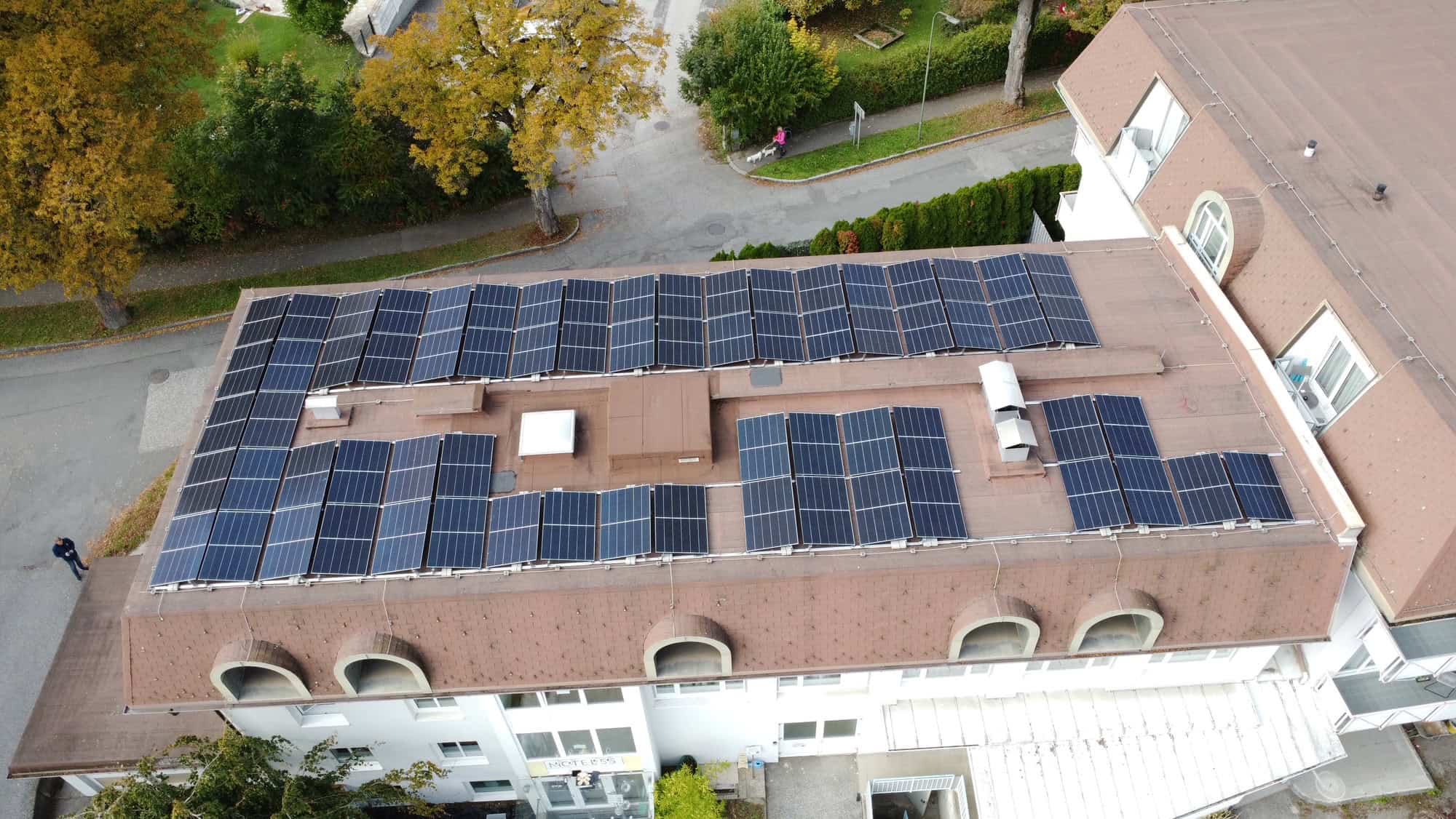 Montage der Photovoltaikanlage auf dem Hoteldach in Villach/Warmbad