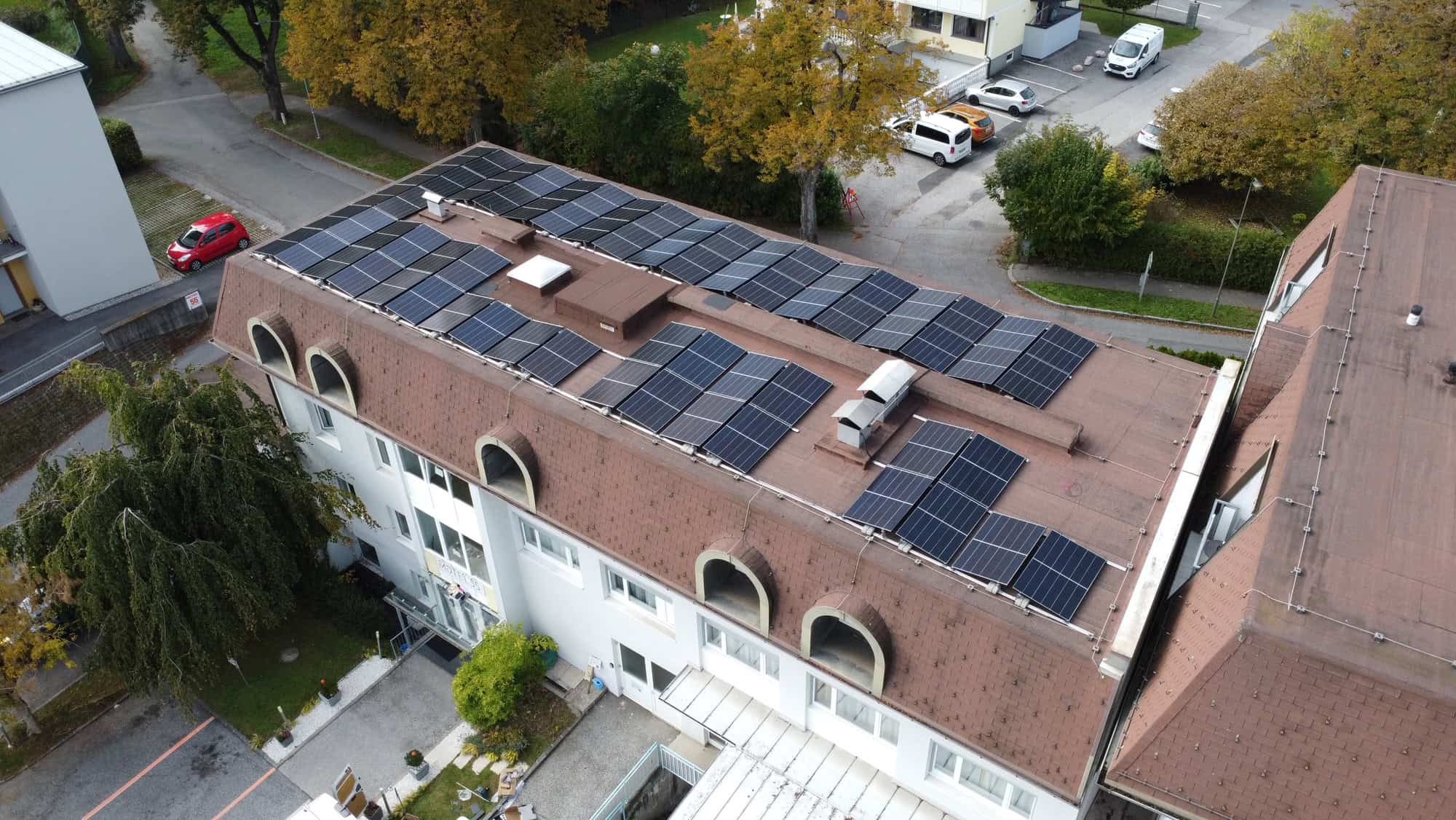 Gesamtansicht des Hotels in Villach/Warmbad mit der fertigen Photovoltaikanlage auf dem Dach