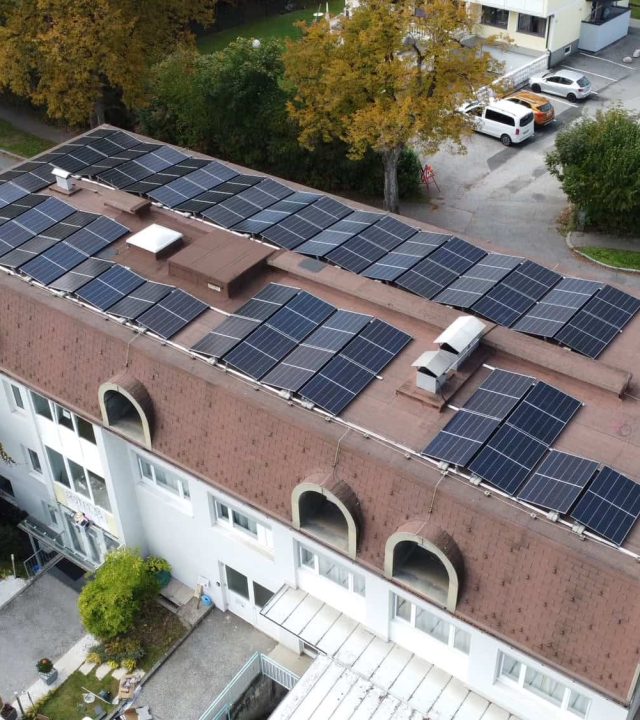 Installation einer PV-Anlage auf einem Hoteldach
